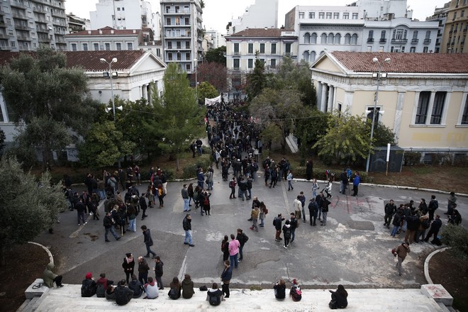 Πολυτεχνείο: Αναρχικοί επιχείρησαν κατάληψη στο “Αβέρωφ” – Αστακός η Αθήνα