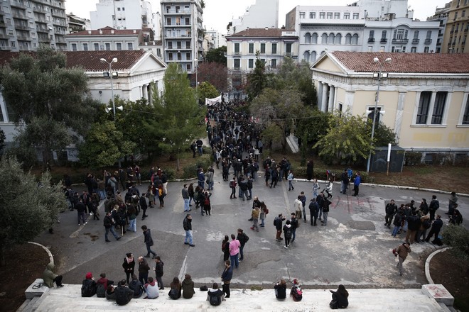 Ένταση στο Πολυτεχνείο: Ομάδα κουκουλοφόρων αποπειράθηκε να εισέλθει στον χώρο