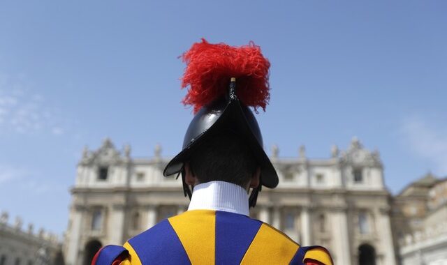 Βατικανό: Η φρουρά του πάπα εκσυγχρονίζεται με νέα 3D κράνη