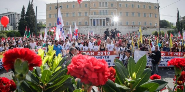 Γαρύφαλλα και άρματα για την εργατική Πρωτομαγιά