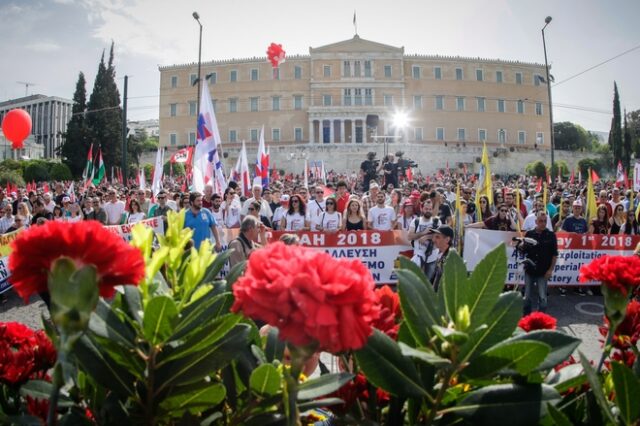 Γαρύφαλλα και άρματα για την εργατική Πρωτομαγιά