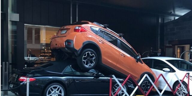 “Εγκεφαλικά”: Παρκαδόρος καταστρέφει Porsche προσπαθώντας να την σταθμεύσει