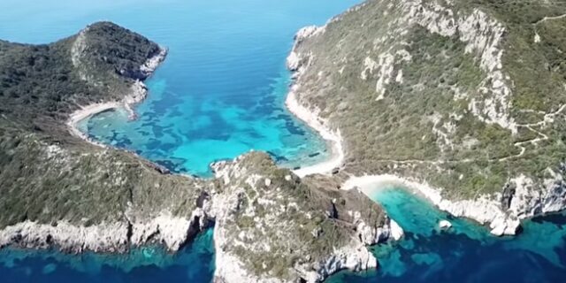 Βίντεο: Πτήση πάνω από το Πόρτο Τιμόνι, τις εξωτικές δίδυμες παραλίες της Κέρκυρας