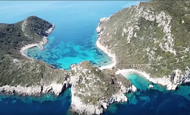 Βίντεο: Πτήση πάνω από το Πόρτο Τιμόνι, τις εξωτικές δίδυμες παραλίες της Κέρκυρας
