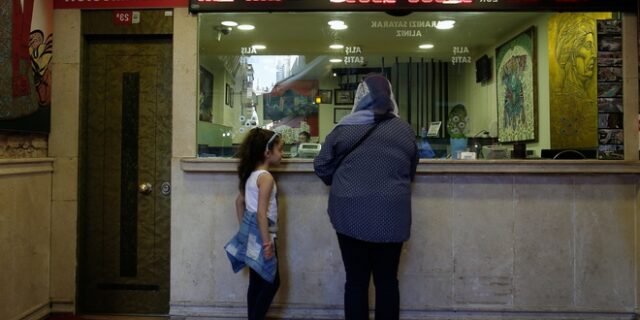 Σε “ελεύθερη πτώση” η τουρκική λίρα