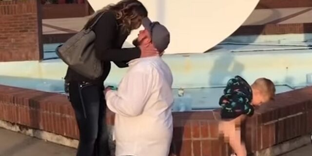 Ιστορική πρόταση γάμου: Ο γιος τους κατέβασε παντελόνι και “ούρησε” τη σωστή στιγμή