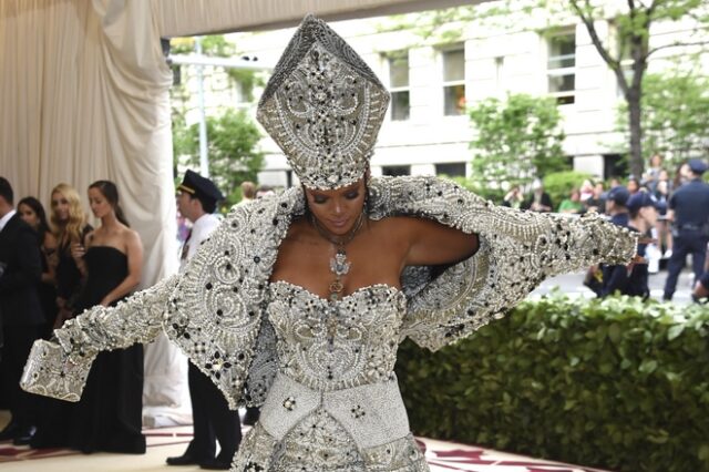Η Rihanna ντύθηκε Πάπας και δεν είναι απόκριες