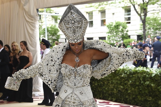 Η Rihanna ντύθηκε Πάπας και δεν είναι απόκριες