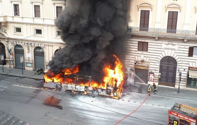 Στις φλόγες τυλίχθηκε λεωφορείο στο κέντρο της Ρώμης