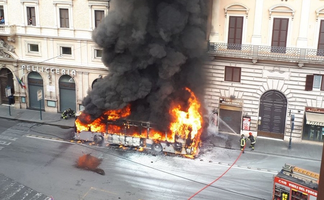 Στις φλόγες τυλίχθηκε λεωφορείο στο κέντρο της Ρώμης