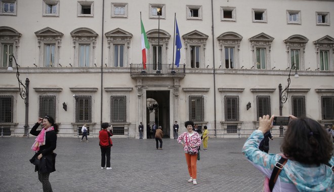 Άνω – κάτω η Ιταλία με το βιογραφικό του Κόντε: Παρατείνεται το “θρίλερ” για το νέο πρωθυπουργό