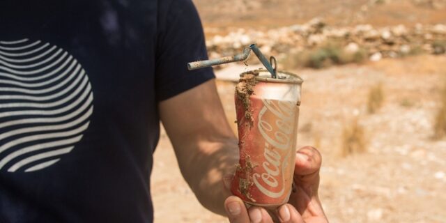 Η Σίκινος κάνει την αρχή και “τελειώνει” τα πλαστικά καλαμάκια