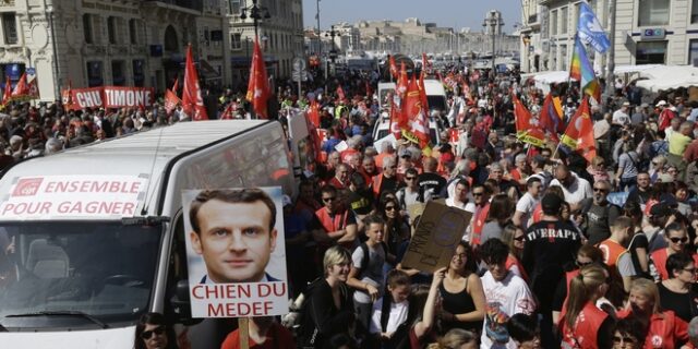Μπρα ντε φερ Μακρόν και εργαζόμενων στο σιδηρόδρομο