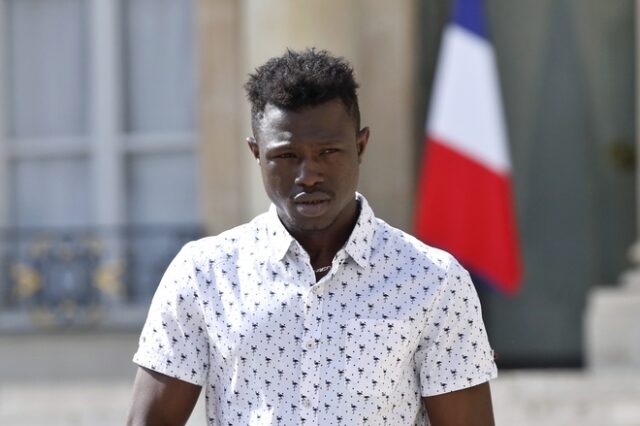Ο “Σπάιντερμαν” από το Μάλι παρέλαβε πιστοποιητικό νόμιμης διαμονής στη Γαλλία