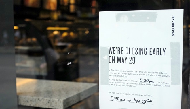 Starbucks: Κλείνει για μια μέρα 8.000 καταστήματα