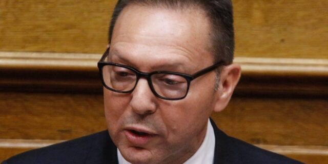 Στουρνάρας: Με καμβά τη Novartis ανασύρεται ο εμφύλιος σπαραγμός του 1944-1949