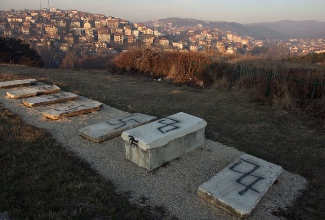 ΗΠΑ: 200 τάφοι βεβηλώθηκαν με αγκυλωτούς σταυρούς