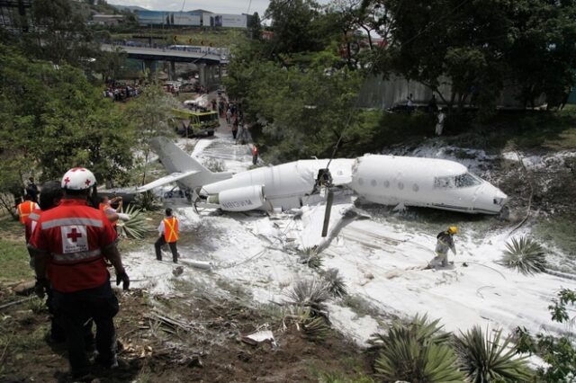 Τρόμος στον αέρα: Αεροπλάνο κόπηκε στα δύο και οι επιβάτες σώθηκαν