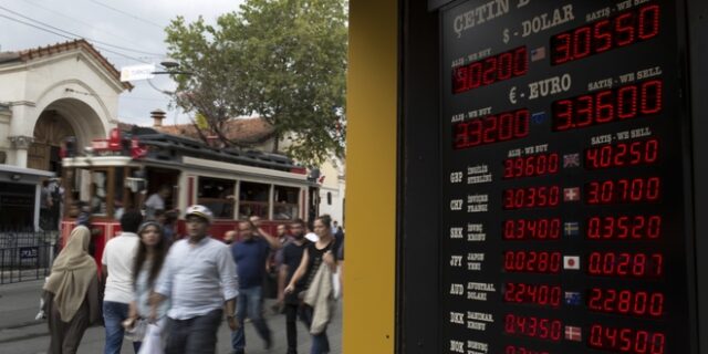 Καταρρέει η τουρκική λίρα