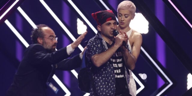 Απίστευτη γκάφα στη Eurovision: Άνδρας κλέβει live το μικρόφωνο από τη Βρετανίδα