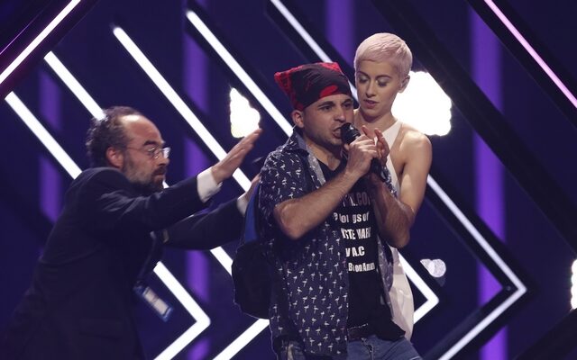 Απίστευτη γκάφα στη Eurovision: Άνδρας κλέβει live το μικρόφωνο από τη Βρετανίδα