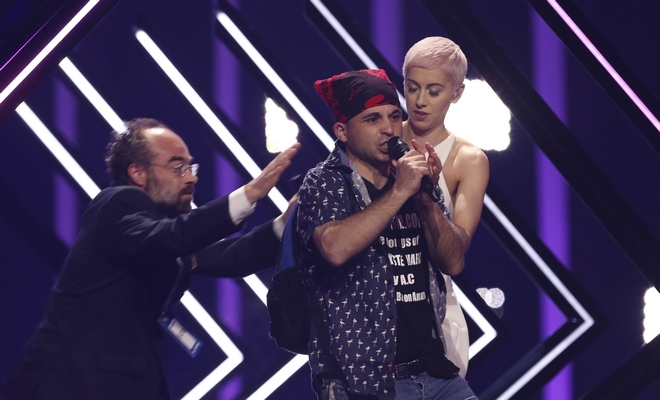 Απίστευτη γκάφα στη Eurovision: Άνδρας κλέβει live το μικρόφωνο από τη Βρετανίδα
