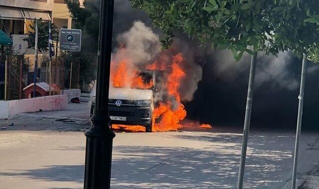 Έκαψαν βαν οπαδών του ΠΑΟΚ