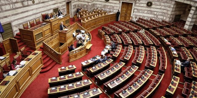 Βουλή: Θερμό επεισόδιο στη Βουλή με φόντο την κόντρα Μαξίμου – Μαρινάκη