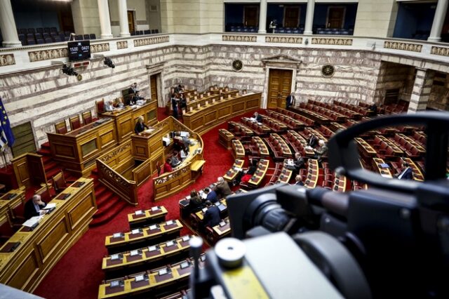 Βουλή: Εγκρίθηκε στην Επιτροπή η αναδοχή από ομόφυλα ζευγάρια