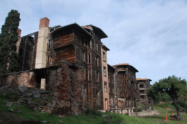 Ελληνορθόδοξο Ορφανοτροφείο Κωνσταντινούπολης: Καταρρέει το μεγαλύτερο ξύλινο κτίριο της Ευρώπης