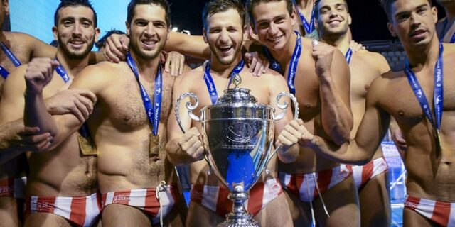 Ο πολιτικός κόσμος υποκλίνεται στην ομάδα Πόλο του Ολυμπιακού