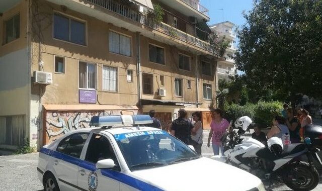 Αναστάτωση στο Αγρίνιο: Ανήλικος απειλούσε να πετάξει βρέφος από το μπαλκόνι