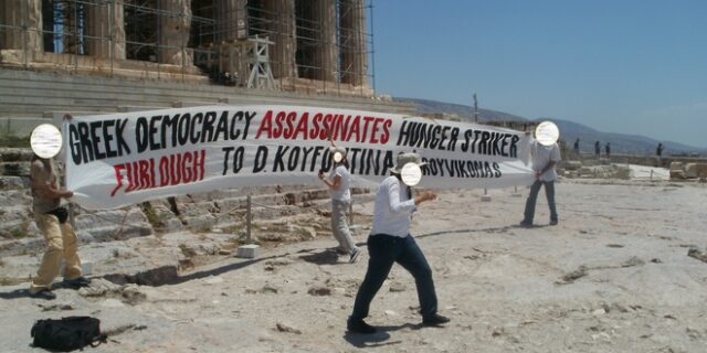 “Ρουβίκωνες” ανήρτησαν πανό στην Ακρόπολη για τον Κουφοντίνα
