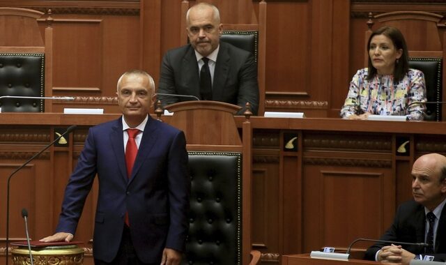 Εμπλοκή με Αλβανία: Δεν εξουσιοδοτεί τον πρωθυπουργό ο Πρόεδρος