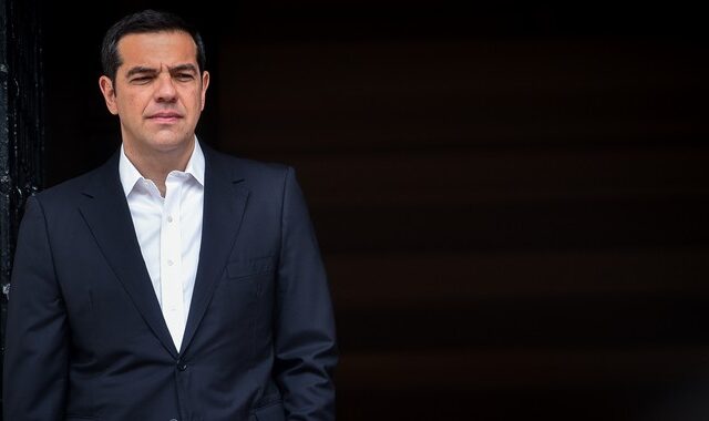 Le Monde: Χάρη στο κουράγιο των Ελλήνων και του Τσίπρα, η Ελλάδα επέζησε