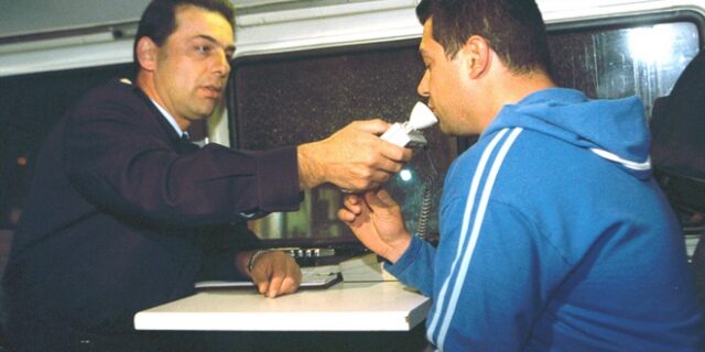 “Βαριά ποτήρια” οι Έλληνες οδηγοί: 936 παραβιάσεις σε ελέγχους αλκοτέστ μέσα μία εβδομάδα