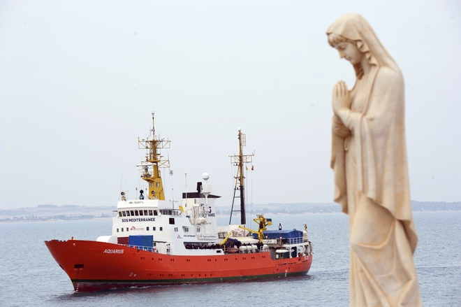 Aquarius: Με ιταλικά πλοία θα μεταφερθούν στην Ισπανία οι μετανάστες