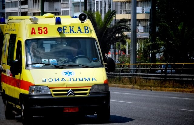 Τροχαίο στη Βάρκιζα: Πεζή παρασύρθηκε από μοτοσικλέτα στο ύψος του Ribas – Τρεις τραυματίες