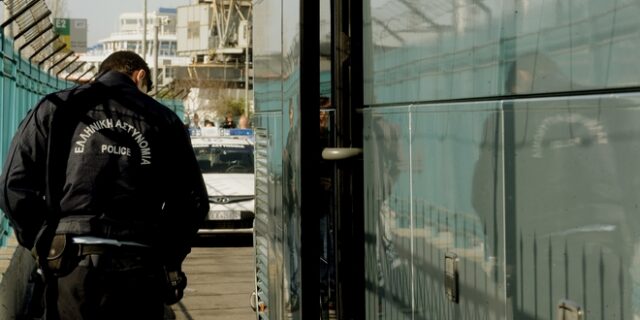 Πρόσφυγας προσπάθησε να φύγει από τη Λέσβο κρυμμένος σε βαλίτσα