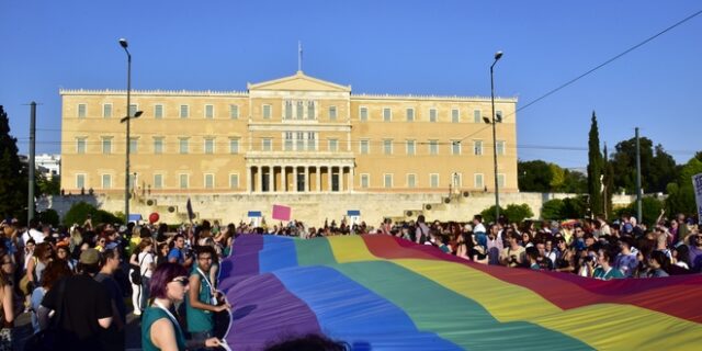 Συμφωνείτε με τη φωταγώγηση της Βουλής στα χρώματα του Athens Pride;