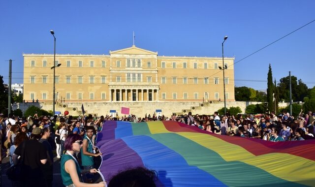 Συμφωνείτε με τη φωταγώγηση της Βουλής στα χρώματα του Athens Pride;