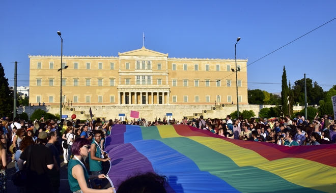 Συμφωνείτε με τη φωταγώγηση της Βουλής στα χρώματα του Athens Pride;