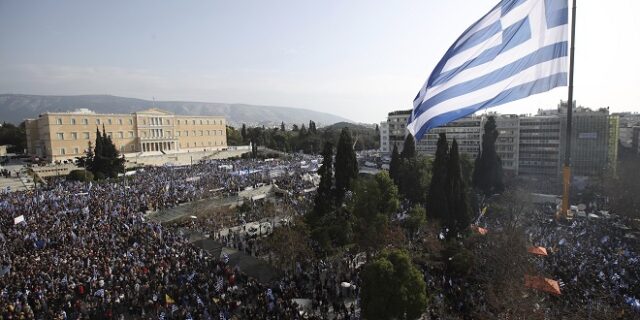 Πόσο “άρρωστοι” είμαστε ώστε να ψηφίζουμε τη λεηλασία μας;