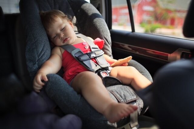 Τι συμβαίνει στο σώμα του μωρού που μένει, για λίγα λεπτά, μέσα στο αυτοκίνητο