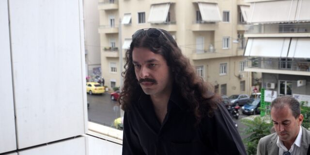 Με το βουλευτικό αυτοκίνητο ξέφυγε ο Μπαρμπαρούσης από τα μπλόκα της αστυνομίας