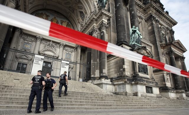 Γερμανία: Εκτός ελέγχου και οπλισμένος με μαχαίρι ο άνδρας στον  καθεδρικό ναό του Βερολίνου
