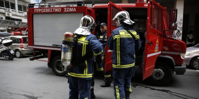 Υπό μερικό έλεγχο η φωτιά σε διαμέρισμα στο Χαλάνδρι