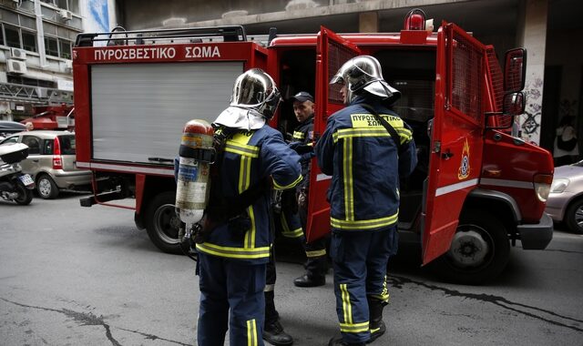 Υπό μερικό έλεγχο η φωτιά σε διαμέρισμα στο Χαλάνδρι