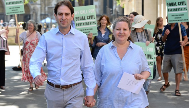 Ετερόφυλο ζευγάρι προσέφυγε στη Δικαιοσύνη για να συνάψει σύμφωνο συμβίωσης