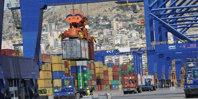 Προβλήματα στη διακίνηση των κοντέινερ στο λιμάνι του Πειραιά